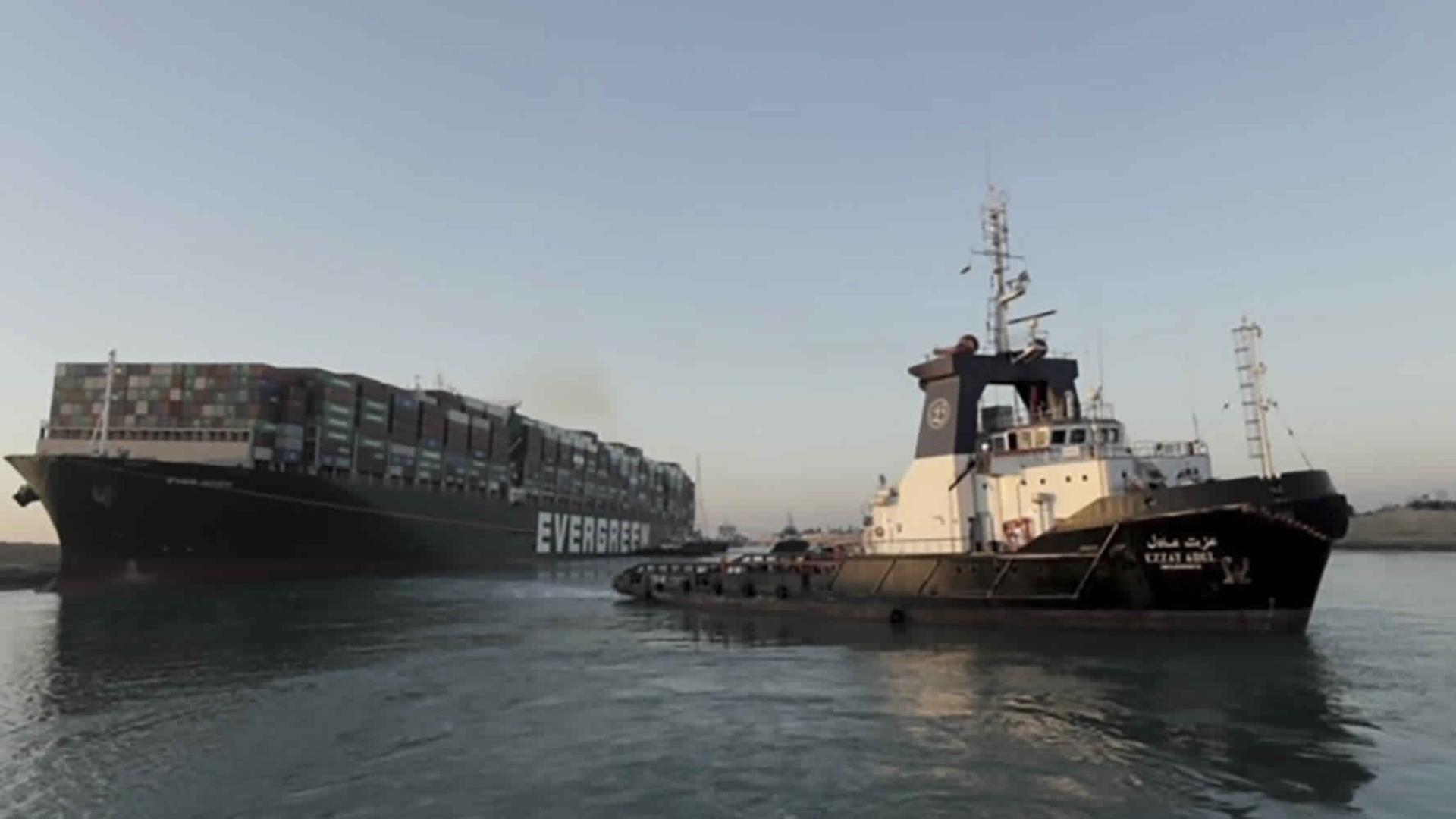 Das riesige Container-Schiff "Ever Given" kann sich wieder bewegen.