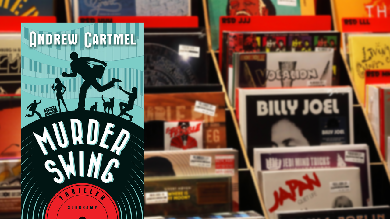 Im Vordergrund ist das Cover des Krimis "Murder Swing" zu sehen. Im Hintergrund sind Schallplatten in einem Musikgeschäft.