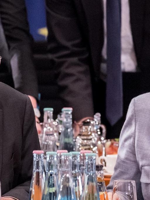 Bundeskanzlerin Angela Merkel (CDU) spricht mit Christian Schmidt (CSU), Bundesminister für Ernährung und Landwirtschaft und kommissarischer Minister für Verkehr und digitale Infrastruktur, am 28.11.2017 in Berlin zur Eröffnung des 2. Dieselgipfels im Kanzleramt.
