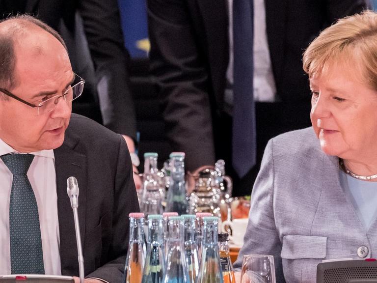 Bundeskanzlerin Angela Merkel (CDU) spricht mit Christian Schmidt (CSU), Bundesminister für Ernährung und Landwirtschaft und kommissarischer Minister für Verkehr und digitale Infrastruktur, am 28.11.2017 in Berlin zur Eröffnung des 2. Dieselgipfels im Kanzleramt.