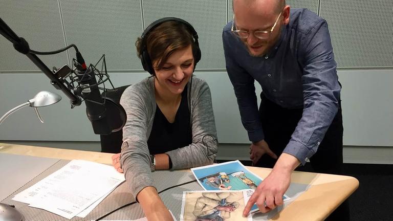 Redakteur Adalbert Siniawski war bei der Preisverleihung in Dresden dabei und hat "Querköpfe"-Moderatorin Daniela Mayer die preisgekrönten Karikaturen mitgebracht. Gemeinsam schauen Sie im Studio über die Bilder.