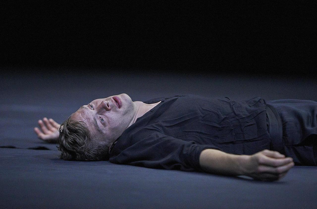 Szene aus "Don Karlos" von Friedrich Schiller in der Regie von Martin Kušej im Residenztheater München.