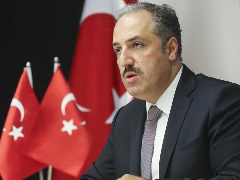 Mustafa Yeneroglu (AKP), Vorsitzender des Menschenrechtsausschusses des türkischen Parlaments, bei einer Pressekonferenz.