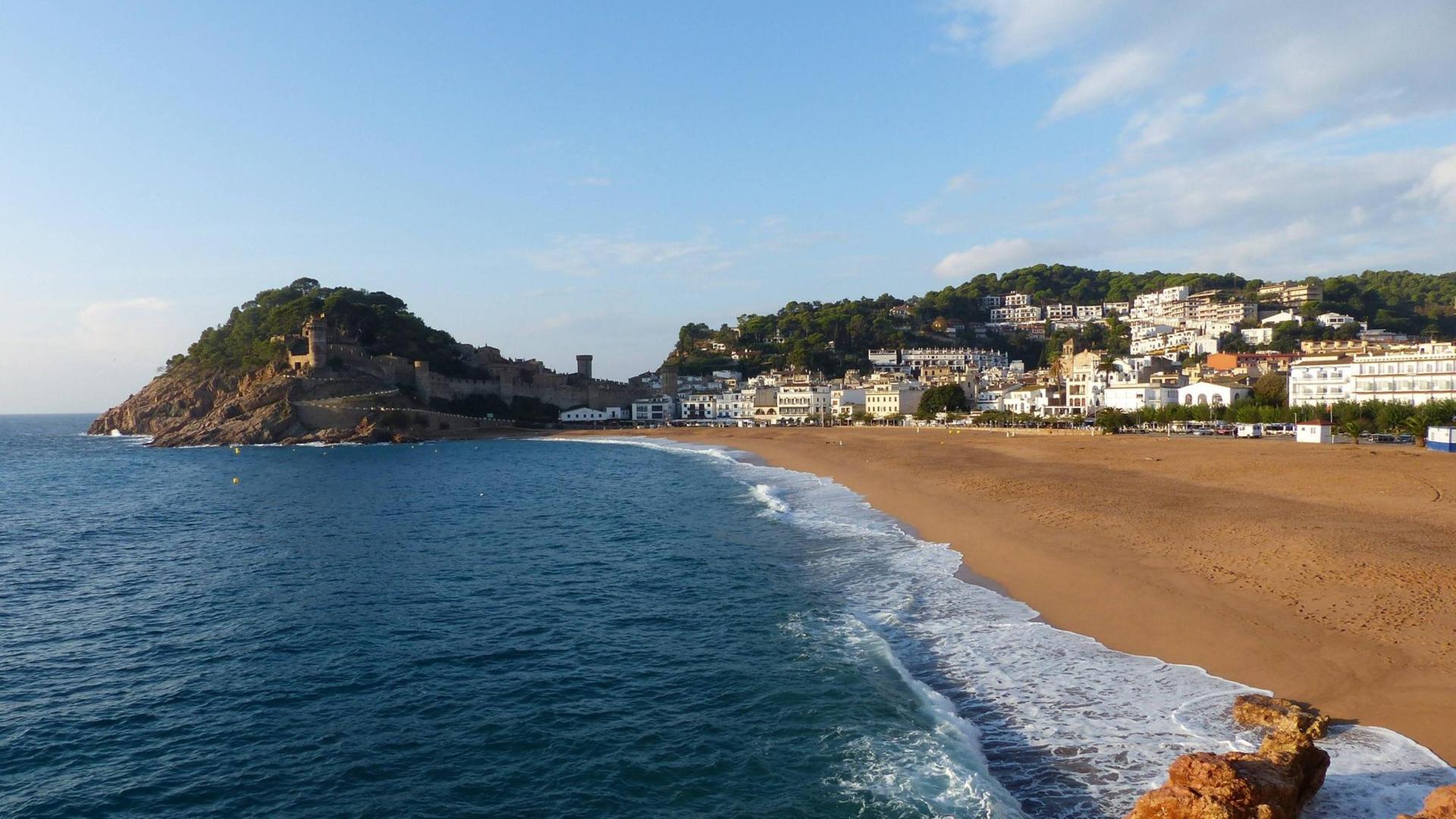 Blick auf Strand, Meer und Felsenküste bei Tossa de Mar an der Costa Brava in Spanien.