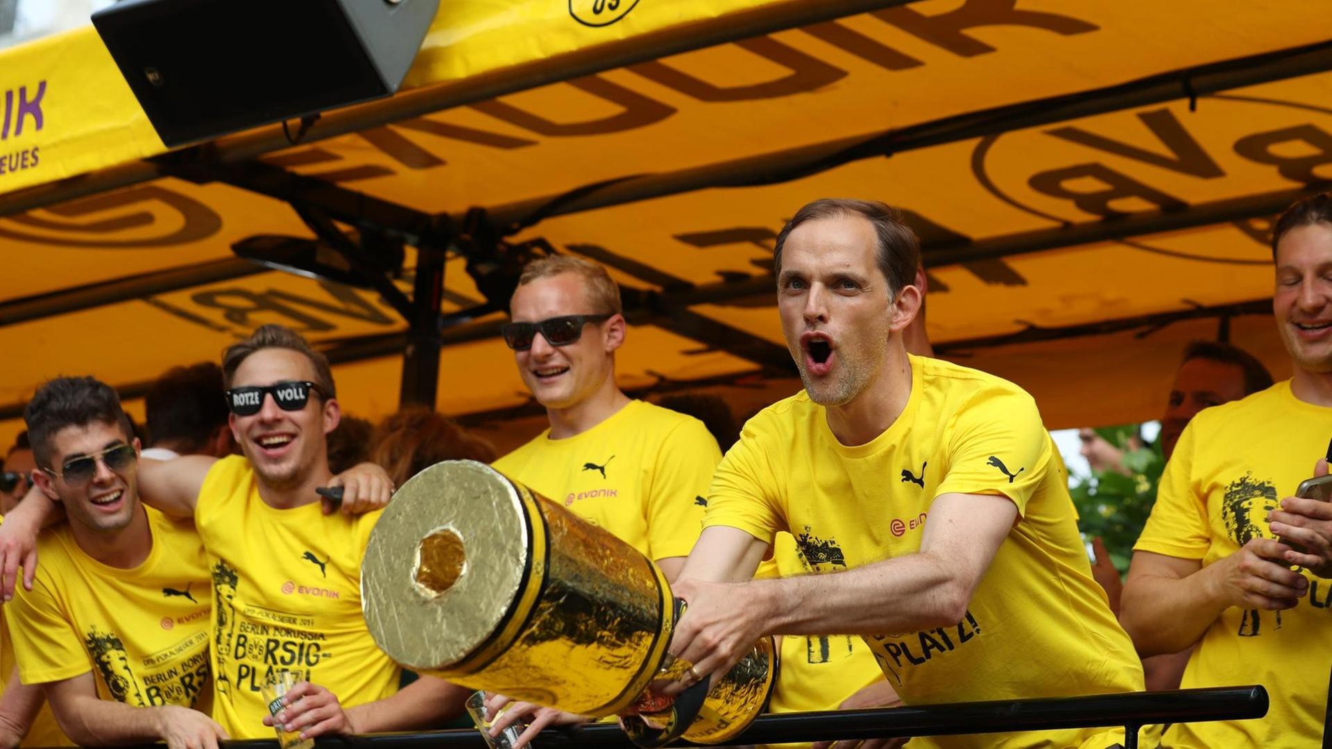 Trainer Thomas Tuchel (r) feiert am 28.05.2017 auf dem Mannschafts-LKW in Dortmund (Nordrhein-Westfalen). Borussia Dortmund gewann das Finale des DFB-Pokals gegen Eintracht Frankfurt.