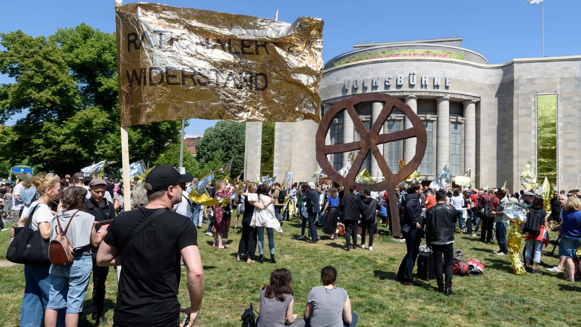 Eine Menschenmenge steht bei einer Großdemo in Berlin gegen Nationalismus am 19 Mai 2019 vor dem Gebäude der Volksbühne. Zu sehen ist auch das berühmte Räuberrad.