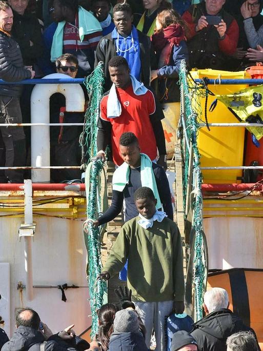 Migranten verlassen die "Sea Watch 3" im Hafen von Catania
