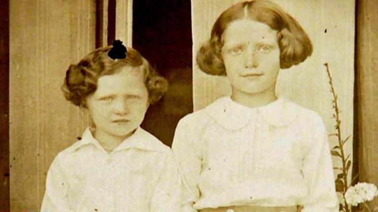 Alte Porträtaufnahme von zwei jungen Mädchen – Sylvia Hoisie (ehemals Korber) und ihre Schwester.