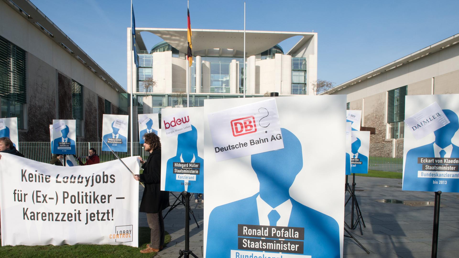 Aktivisten von "lobbycontrol" demonstrieren am 20.03.2014 vor dem Kanzleramt in Berlin für eine Karenzzeit für den Wechsel von Politikern in die Wirtschaft.