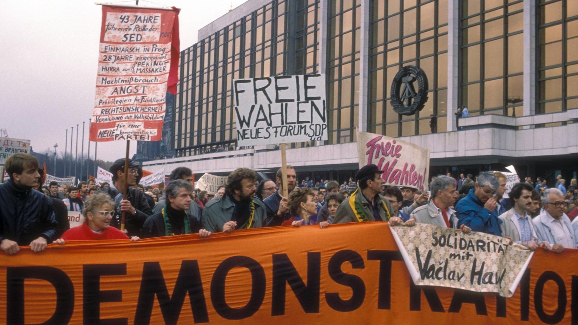 Demonstration für freie Wahlen vor dem Palast der Republik in Ost-Berlin am 4.11.1989.