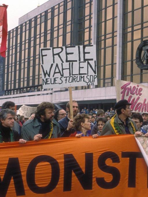Demonstration für freie Wahlen vor dem Palast der Republik in Ost-Berlin am 4.11.1989.