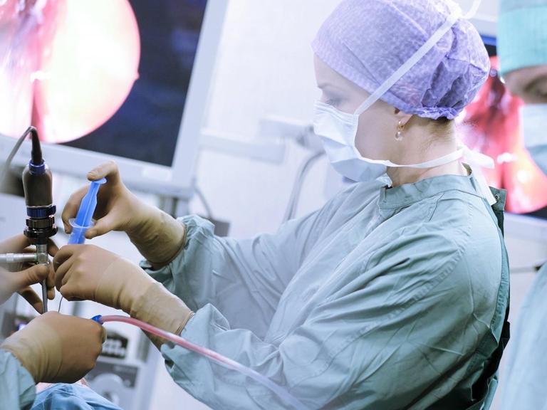 Ärztinnen und Ärzte während einer Operation.