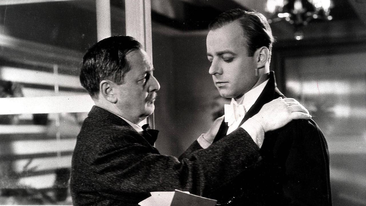 Hans Moser (links) und Heinz Rühmann (rechts) in dem Film "Der Mann, von dem man spricht" aus dem Jahr 1937.