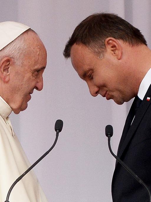 Papst Franziskus wird vom polnischen Präsidenten Andrzej Duda in Krakau begrüßt.