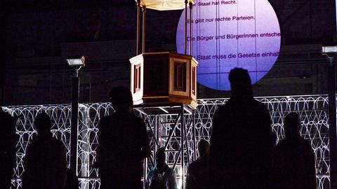Schauspieler proben am 21.05.2014 am Nationaltheater in Mannheim (Baden-Württemberg) das Stück "Die Schutzbefohlenen" das Nicolas Stemann nach einem Text von Elfriede Jelinek inszeniert hat. Das Stück, das sich mit der Situation von Asylanten beschäftigt, wird von Schauspielern und Asylsuchenden gespielt.
