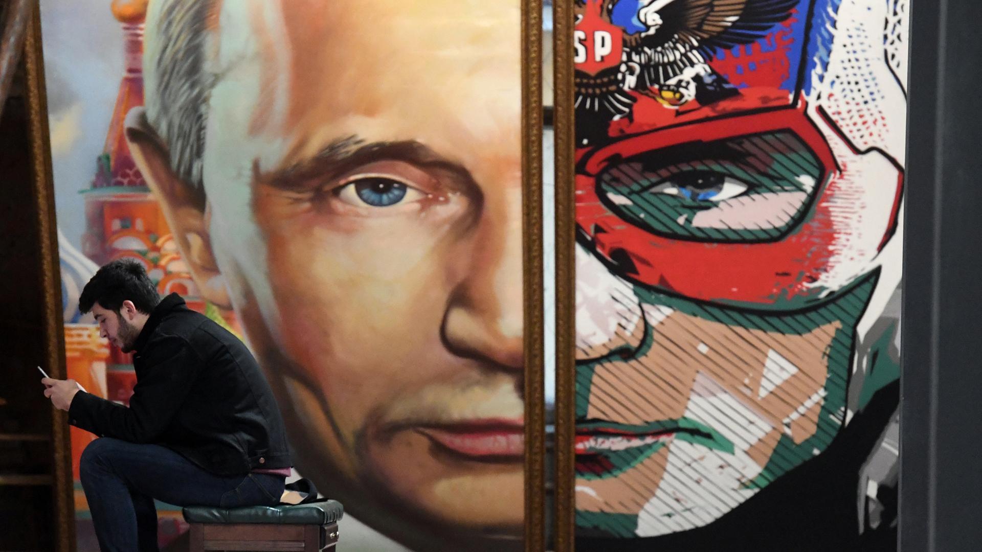 Ein Gemälde in der Moskauer Ausstellung "SuperPutin" inszeniert Putin als Superhelden.