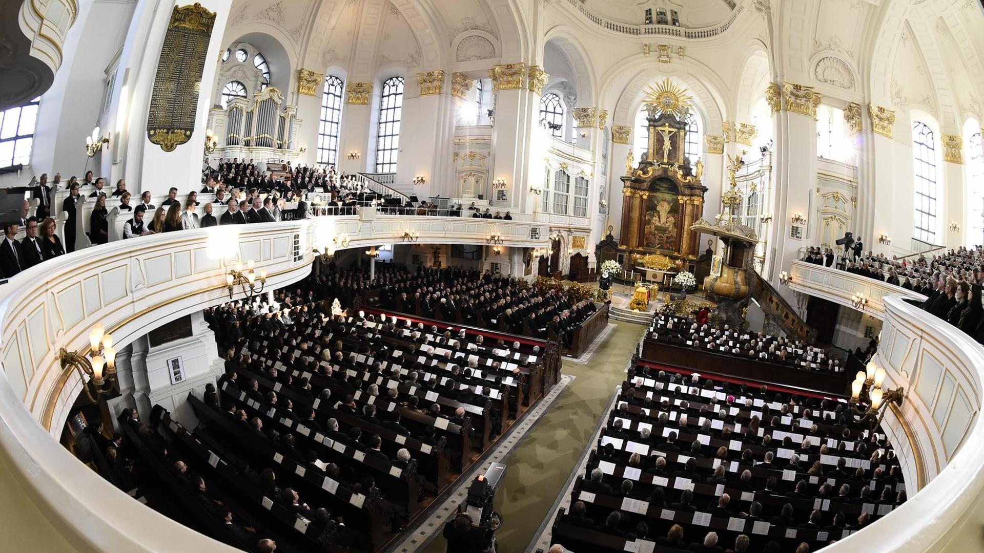 Rund 1800 Menschen nahmen in der Hamburger Kirche Sankt Michaelis Abschied von Helmut Schmidt