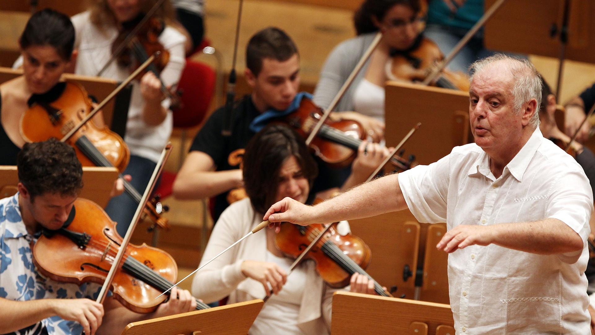 Daniel Barenboim dirigiert das West-Eastern Divan Orchestra in einer Probe