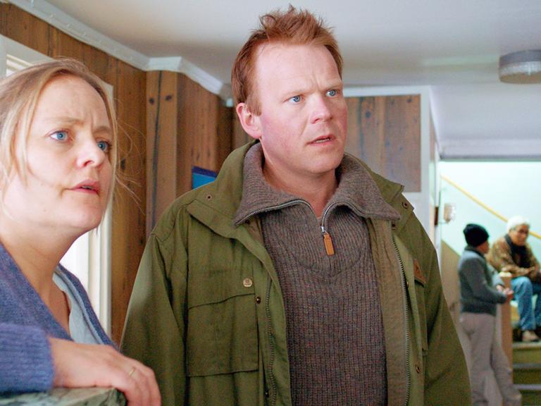 Filmstill mit Primus (Anders Baasmo Christiansen) und seiner Frau Hanni (Henriette Steenstrup) aus "Welcome to Norway"