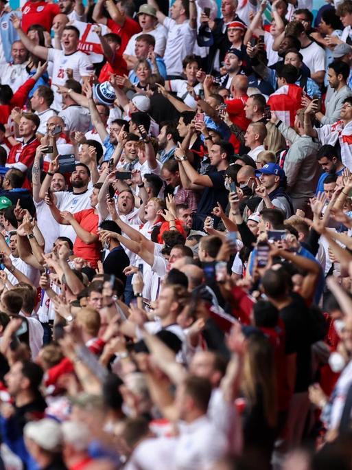 Tausende Fußball-Fans im Londoner Wembley-Stadtion beim EM-Finale gegen Italien 