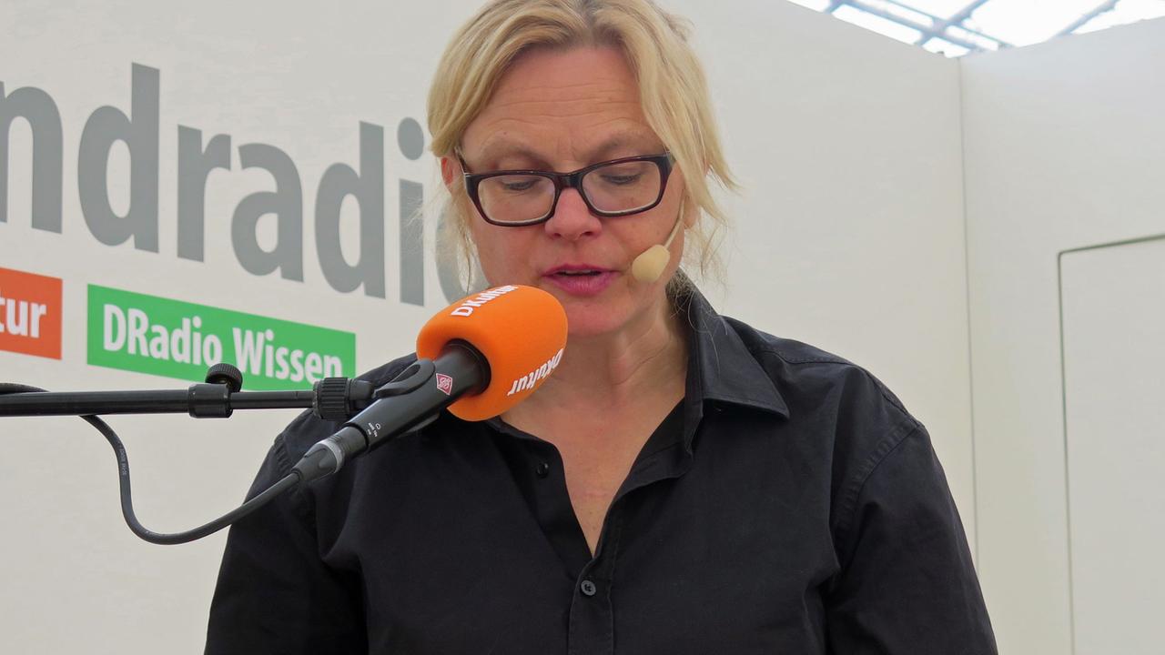 Die Schriftstellerin Karen Duve beim Bücherfrühling 2016 von Deutschlandradio Kultur auf der Leipziger Buchmesse
