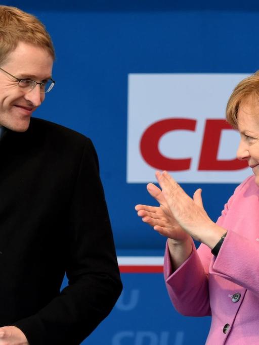 Bundeskanzlerin Angela Merkel steht am 05.05.2017 in Eckernförde (Schleswig-Holstein) bei einer Wahlveranstaltung neben dem CDU-Spitzenkandidat für die Landtagswahl am 07.05.2017, Daniel Günther.