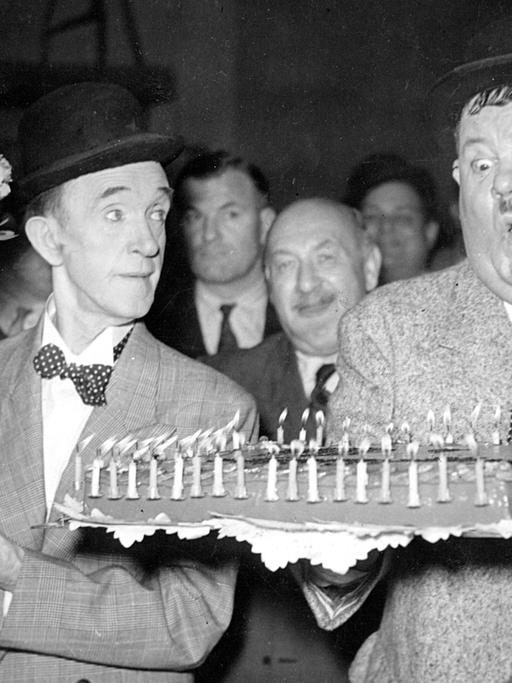 18. Januar 1951: Die legendären Komiker Stan Laurel (l) und Oliver Hardy (r) mit einer Geburtstagstorte im Billancourt Studio in Paris.