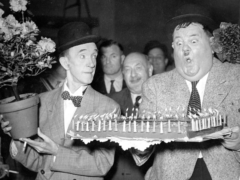 18. Januar 1951: Die legendären Komiker Stan Laurel (l) und Oliver Hardy (r) mit einer Geburtstagstorte im Billancourt Studio in Paris.