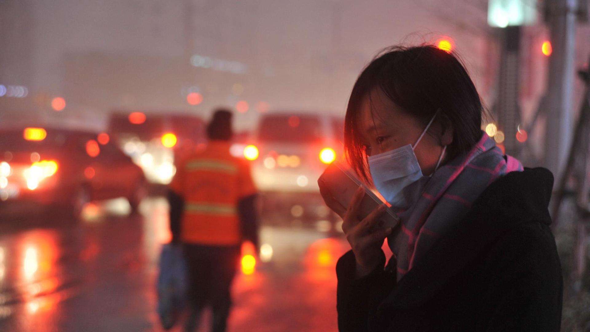 Eine Frau in Shenyang versucht, sich mit einer Atemmaske vor dem Smog zu schützen.