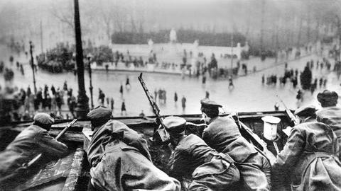 Straßenkampf im März 1919 unter dem Brandenburger Tor in Berlin