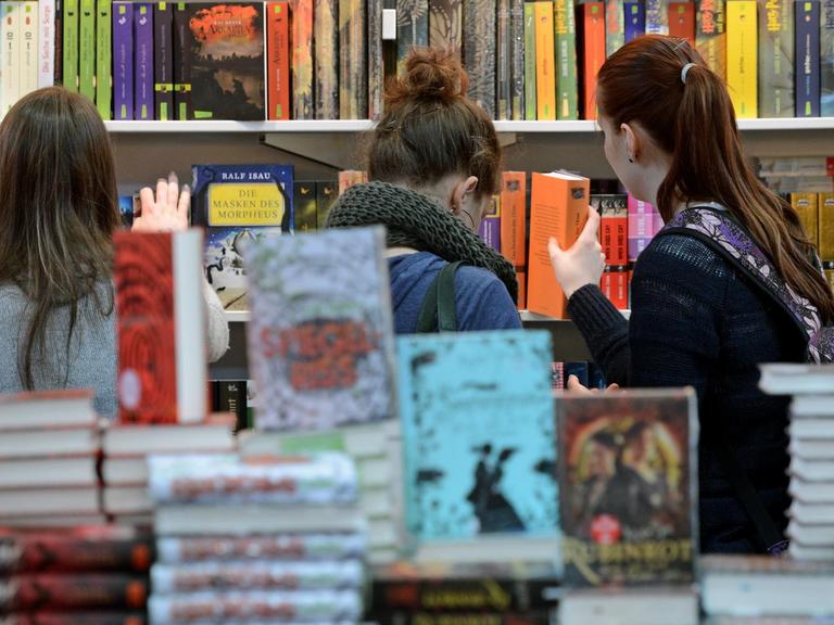 Schüler lesen in der Kinderbuchhandlung auf der Buchmesse Leipzig 2013