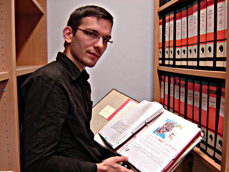 Michael Ritter im Archiv für Kindertexte der Universität Halle.