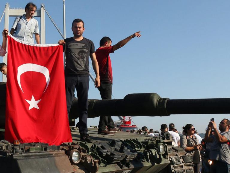 Anhänger von Präsident Erdogan und Polizisten haben einen Panzer auf der Bosporus-Brücke erklommen.