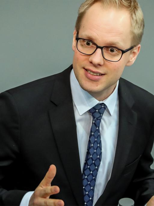 Jens Brandenburg (FDP) spricht am 26.04.2018 in Berlin im Plenum im Bundestag bei der Debatte zum Berufsbildungsbericht 2018.