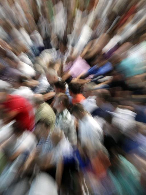 Ein Menschenmenge, die in einem fotografischen Zoom-Effekt festgehalten wurde.