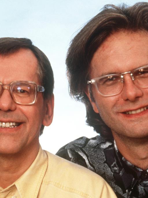 Harald Schmidt und Herbert Feuerstein (links), die beiden deutschen Fernsehmoderatoren, Entertainer und Kabarettisten ("Schmidteinander"), aufgenommen im August 1992 in Köln.