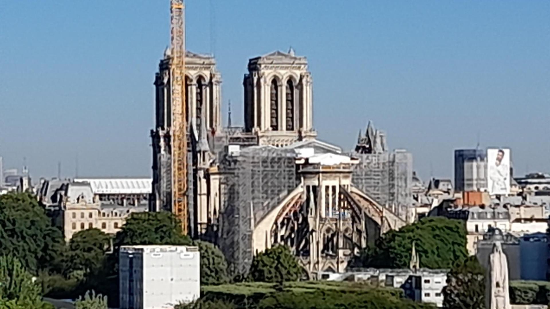 Die Baustelle der Kathedrale von Notre Dame, das Schiff ist eingerüstet, ein Kran ragt in die Höhe