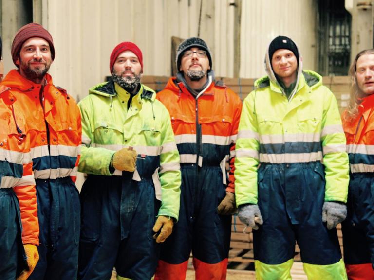 Eine Guppe von sechs Hafenarbeiter von Reykjavik. Eine Guppe von sechs Hafenarbeiter von Reykjavik.