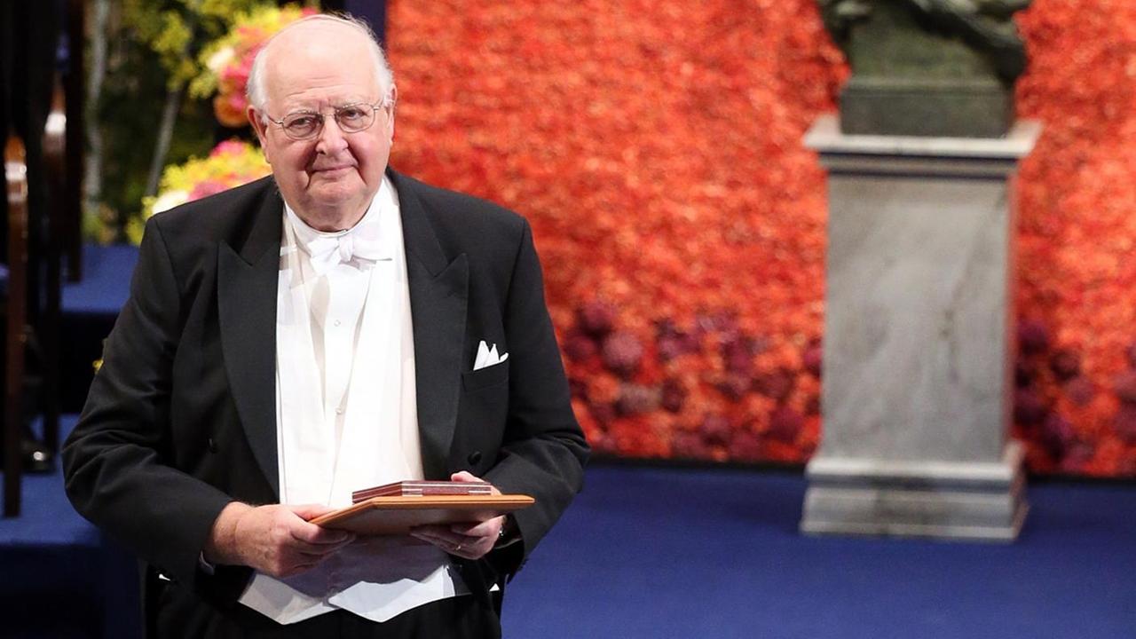 Der amerikanisch-britische Wissenschaftler Angus Deaton bei der Verleihung der Nobelpreise. Er erhielt die Auszeichnung in der Kategorie Wirtschaftswissenschaften.