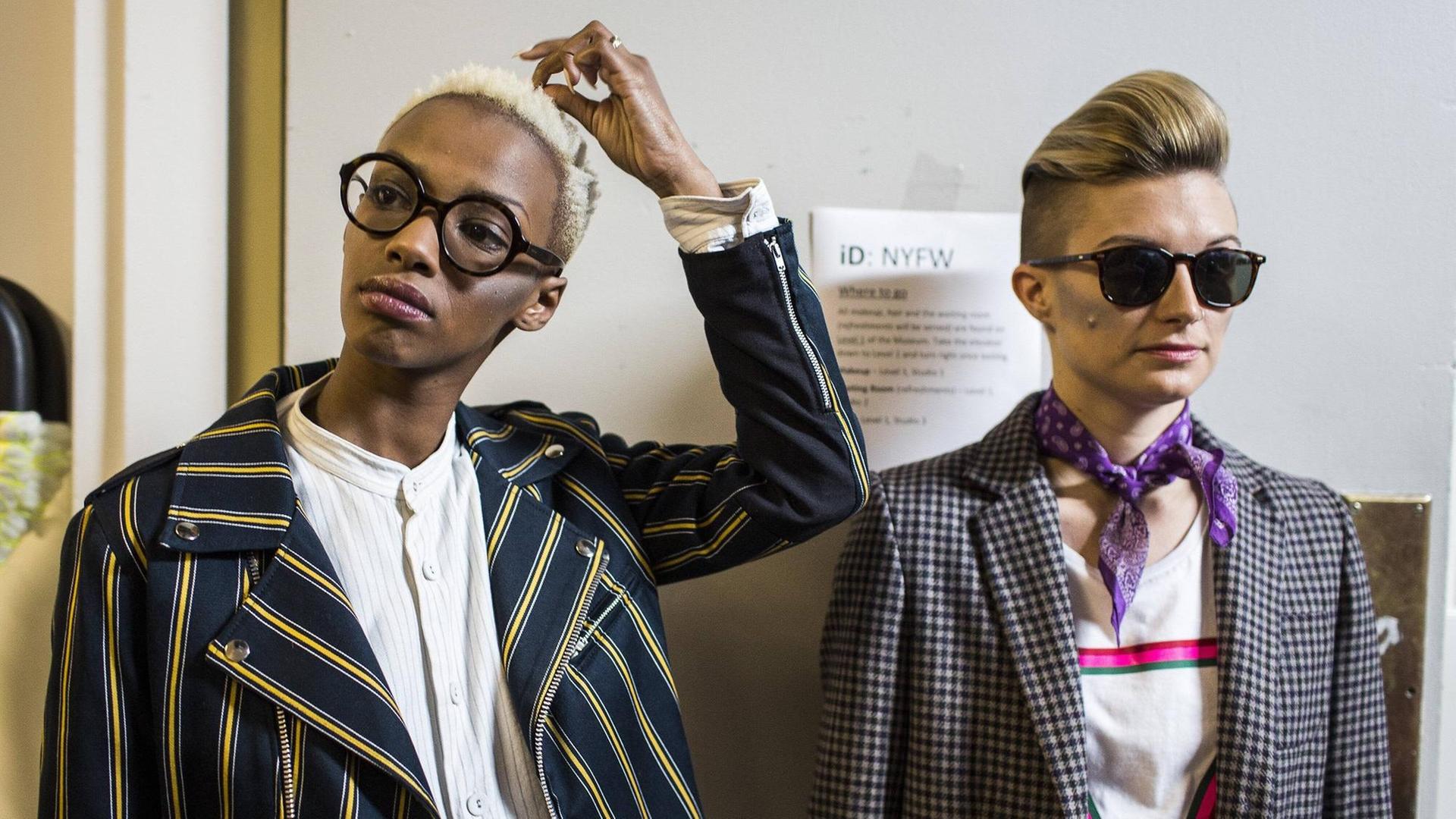 Zwei Models mit bunter, auffälliger Kleidung nehmen an der Queer Fashion Show während der New Yorker Fashion Week im Brooklyn Museum teil.