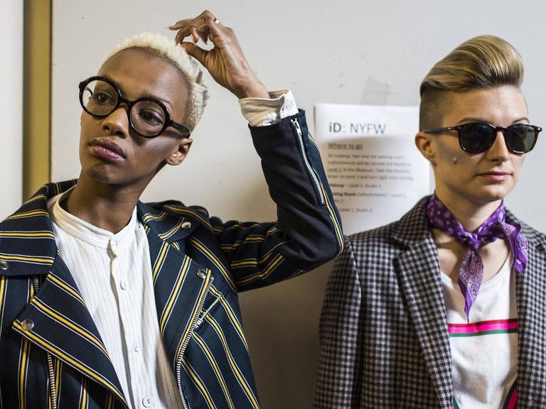 Zwei Models mit bunter, auffälliger Kleidung nehmen an der Queer Fashion Show während der New Yorker Fashion Week im Brooklyn Museum teil.