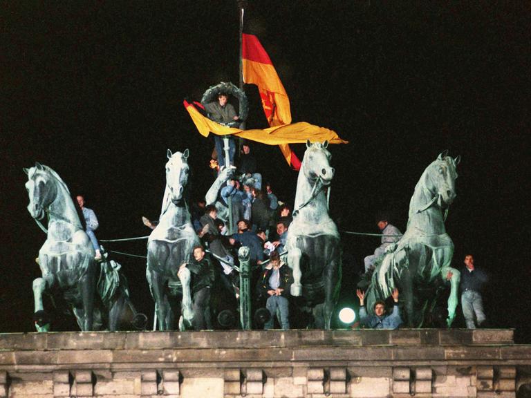 Jugendliche erklettern in der Silvesternacht am 31.Dezember 1989 in Berlin die Quadriga auf dem Brandenburger Tor