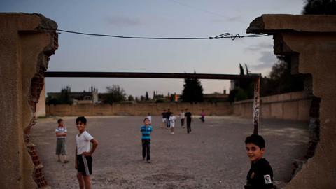 Blick in einen Schulhof der nordsyrischen Stadt Qamishli.
