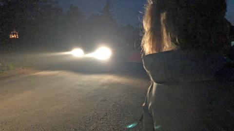 Mysteriöse Anhalterin sorgt für Angst im Bayerischen Wald.