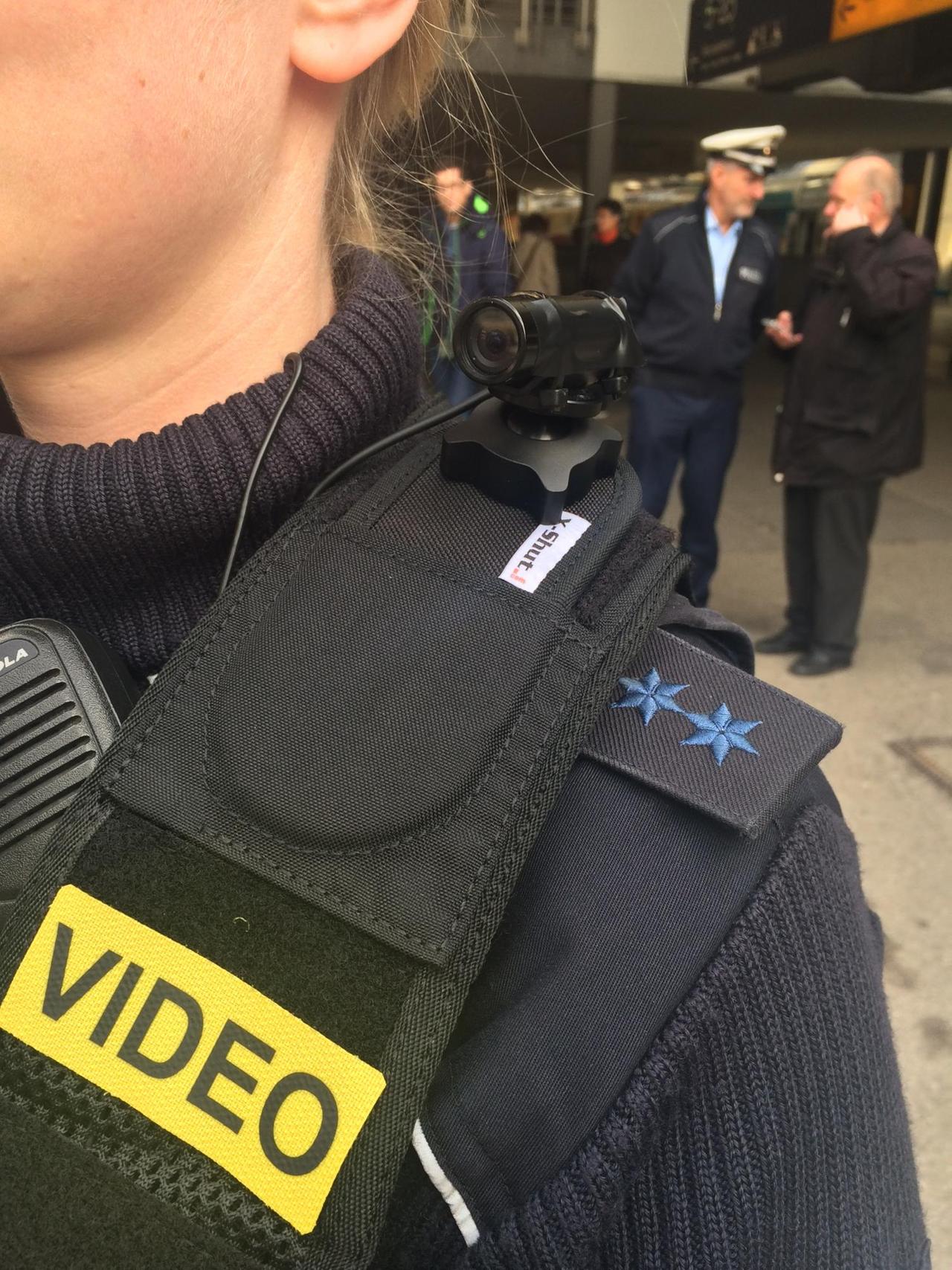 Bundespolizisten am Münchener Hauptbahnhof testen Bodycams.