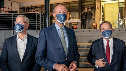 Die drei Kandidaten für den Bundesvorsitz der CDU, Armin Laschet (r), Friedrich Merz (M) und Norbert Röttgen (l) stehen nach einem Mitglieder-Talk der Jungen Union nebeneinander.