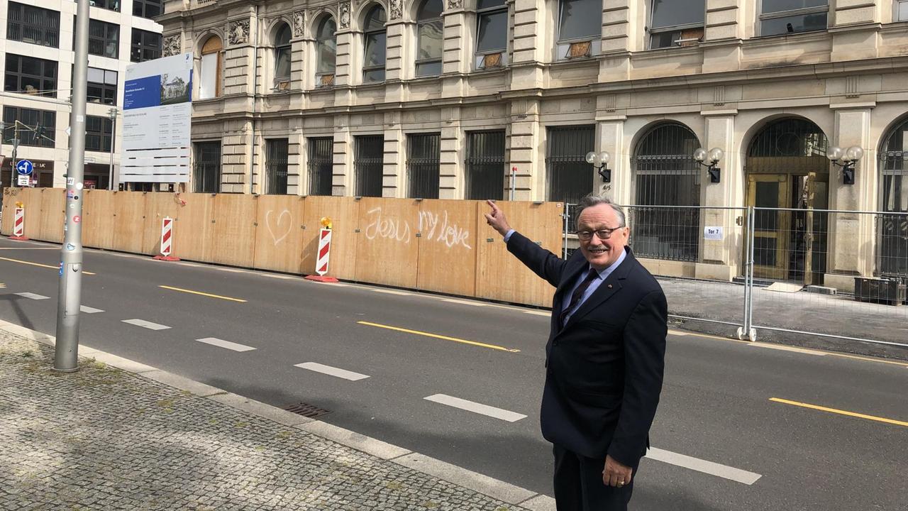 Der Ex-Vize-Botschafter der USA in Ost-Berlin, James D. Bindenagel, steht vor dem früheren Botschaftsgebäude, das heute Baustelle ist.