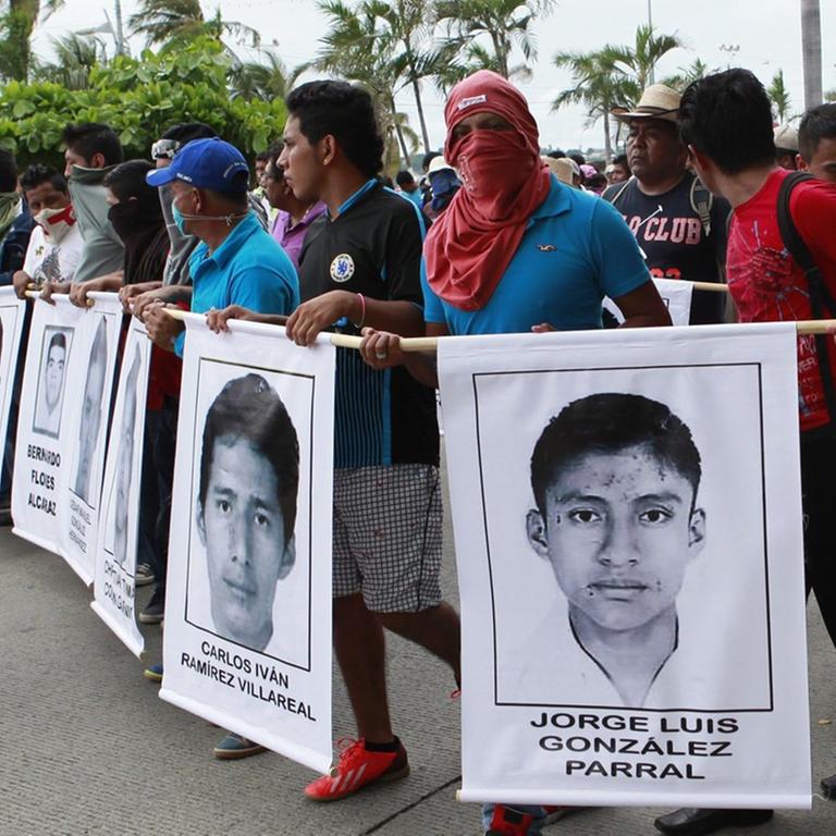 Students, teachers and relatives of 43 Mexican youths missing since last 26 September after being detained by police in the city of Iguala march to demand their return, in city of Acapulco, Mexico, 17 October 2014