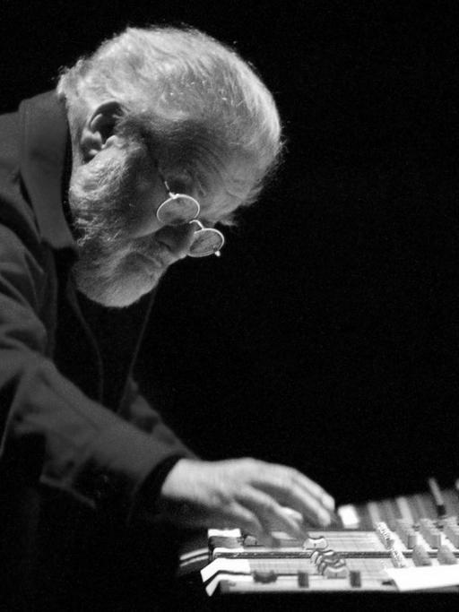 Das Bild zeigt den Komponisten Pierre Henry im Jahr 2002 bei einem Konzert in Nantes.