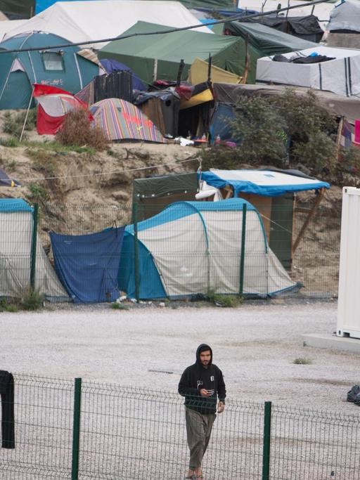 Das rund 9.000 Bewohner zählende wilde Flüchtlingslager, der sogenannte Dschungel von Calais, im September 2016. Kurze Zeit später wurde es geräumt.
